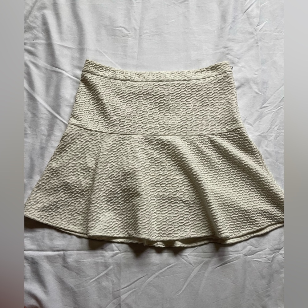 Loft size medium textured flared skirt in off white